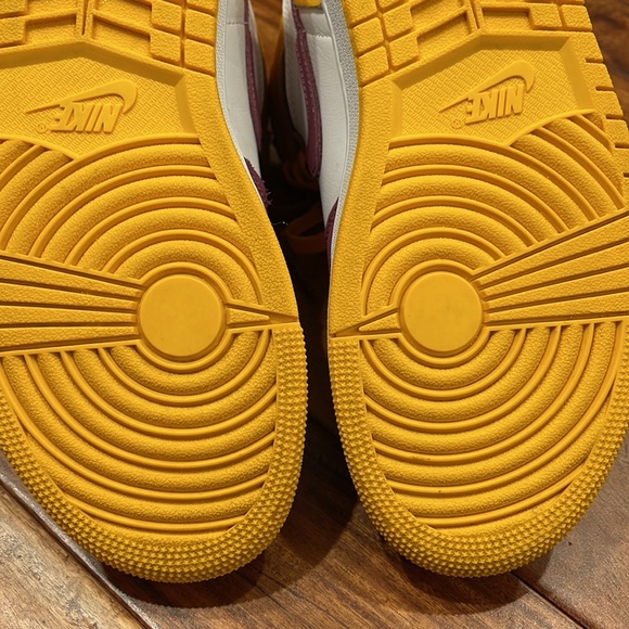 Air Jordan 1 Retro High OG - Picture 8 of 10